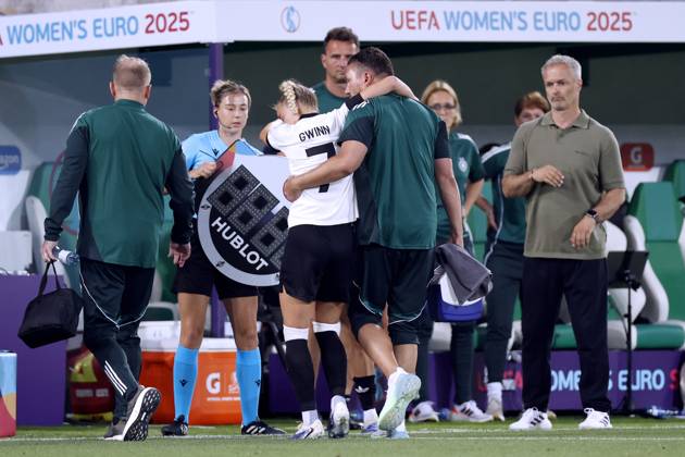 GWINN Giulia Kapitaenin Team Deutschland verletzte sich schwer in der ersten Halbzeit und musste ausgewechselt werden rechts Trainer WUECK Christian UEFA Frauen Fussball EURO 2025 in der Schweiz Vorrundenspiel Deutschland - Polen 2 : 0 am 04.07. 2025 in St.Gallen Copyright: xLacixPerenyix