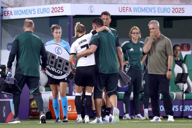 GWINN Giulia Kapitaenin Team Deutschland verletzte sich schwer in der ersten Halbzeit und musste ausgewechselt werden rechts Trainer WUECK Christian UEFA Frauen Fussball EURO 2025 in der Schweiz Vorrundenspiel Deutschland - Polen 2 : 0 am 04.07. 2025 in St.Gallen Copyright: xLacixPerenyix