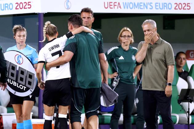 GWINN Giulia Kapitaenin Team Deutschland verletzte sich schwer in der ersten Halbzeit und musste ausgewechselt werden rechts Trainer WUECK Christian UEFA Frauen Fussball EURO 2025 in der Schweiz Vorrundenspiel Deutschland - Polen 2 : 0 am 04.07. 2025 in St.Gallen Copyright: xLacixPerenyix