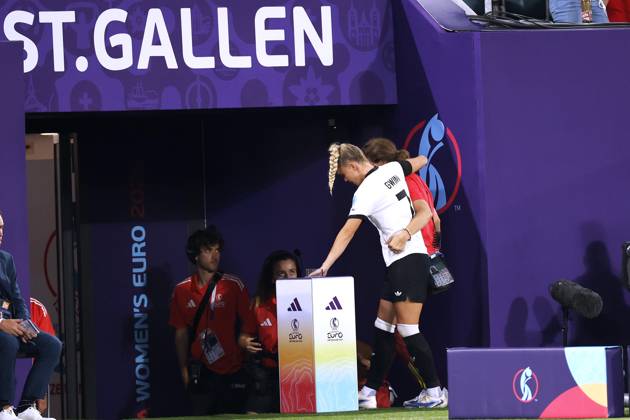 GWINN Giulia Kapitaenin Team Deutschland verletzte sich schwer in der ersten Halbzeit und musste ausgewechselt werden UEFA Frauen Fussball EURO 2025 in der Schweiz Vorrundenspiel Deutschland - Polen 2 : 0 am 04.07. 2025 in St.Gallen Copyright: xLacixPerenyix