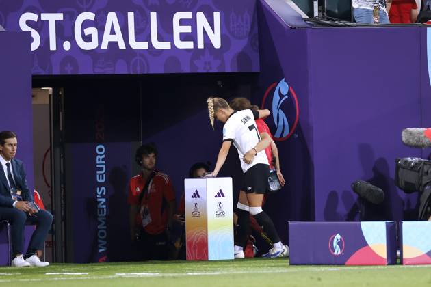 GWINN Giulia Kapitaenin Team Deutschland verletzte sich schwer in der ersten Halbzeit und musste ausgewechselt werden UEFA Frauen Fussball EURO 2025 in der Schweiz Vorrundenspiel Deutschland - Polen 2 : 0 am 04.07. 2025 in St.Gallen Copyright: xLacixPerenyix