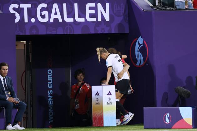 GWINN Giulia Kapitaenin Team Deutschland verletzte sich schwer in der ersten Halbzeit und musste ausgewechselt werden UEFA Frauen Fussball EURO 2025 in der Schweiz Vorrundenspiel Deutschland - Polen 2 : 0 am 04.07. 2025 in St.Gallen Copyright: xLacixPerenyix