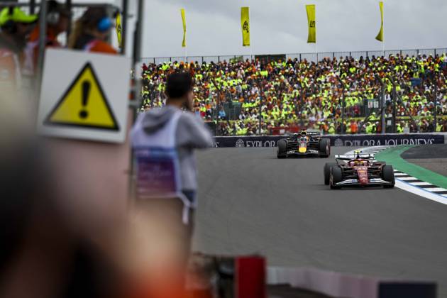 F1 - BRITISH GRAND PRIX 2025 44 HAMILTON Lewis (gbr), Scuderia Ferrari SF-25, action 01 VERSTAPPEN Max (nld), Red Bull Racing RB21, action during the Formula 1 Qatar Airways British Grand Prix 2025, 12th round of the 2025 FIA Formula One World Championship, WM, Weltmeisterschaft from July 4 to 6, 2025 on the Silverstone Circuit, in Silverstone, United Kingdom - SilverstoneUnited Kingdom Copyright: xFLORENTxGOODENx