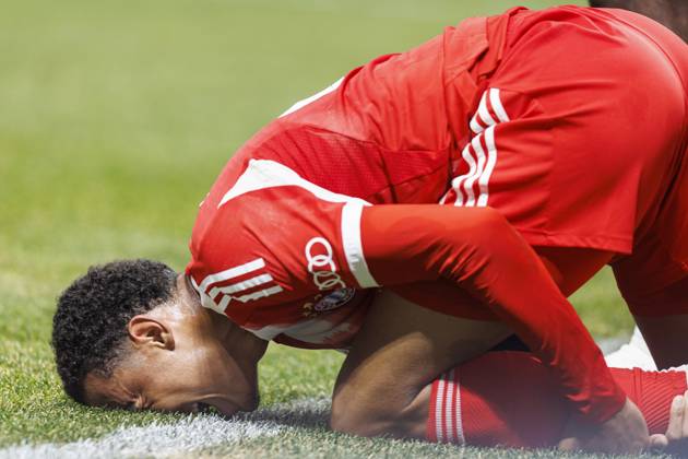 Paris Saint-Germain v FC Bayern Munchen: FIFA Club World Cup 2025 Atlanta, Georgia - July 5 2025: Jamal Musiala of FC Bayern Munchen suffers an injury during the FIFA Club World Cup 2025 quarter-final match between Paris Saint-Germain and FC Bayern Munchen at Mercedes-Benz Stadium Atlanta Mercedes-Benz Stadium Georgia United States Copyright: xLatinxSportxImagesx