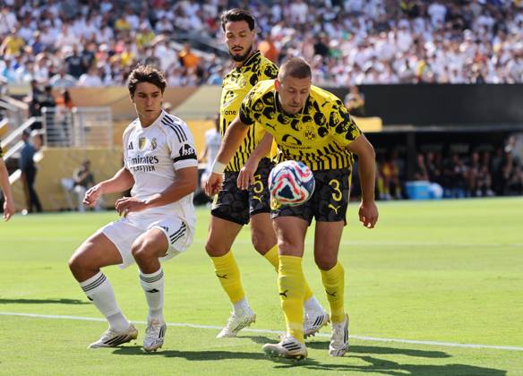New Jersey, USA, 5th July 2025. Gonzalo Garcia of Real Madrid (l) and Waldemar Anton of Borussia Dortmund (r) during the Real Madrid vs Borussia Dortmund FIFA Club World Cup quarter final match at Metlife Stadium, New Jersey. Picture credit should read: David Klein Sportimage EDITORIAL USE ONLY. No use with unauthorised audio, video, data, fixture lists, club league logos or live services. Online in-match use limited to 120 images, no video emulation. No use in betting, games or single club league player publications. SPI_022_DK_Madrid_Dortmund SPI-4006-0025