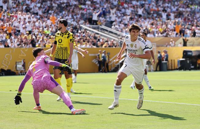 New Jersey, USA, 5th July 2025. Gonzalo Garcia of Real Madrid (r) celebrates scoring the first goal during the Real Madrid vs Borussia Dortmund FIFA Club World Cup quarter final match at Metlife Stadium, New Jersey. Picture credit should read: David Klein Sportimage EDITORIAL USE ONLY. No use with unauthorised audio, video, data, fixture lists, club league logos or live services. Online in-match use limited to 120 images, no video emulation. No use in betting, games or single club league player publications. SPI_027_DK_Madrid_Dortmund SPI-4006-0030