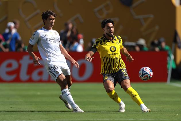 New Jersey, USA, 5th July 2025. Gonzalo Garcia of Real Madrid closes in on Ramy Bensebaini of Borussia Dortmund as he passes the ball the Real Madrid vs Borussia Dortmund FIFA Club World Cup match at Metlife Stadium, New Jersey. Picture credit should read: Jonathan Moscrop Sportimage EDITORIAL USE ONLY. No use with unauthorised audio, video, data, fixture lists, club league logos or live services. Online in-match use limited to 120 images, no video emulation. No use in betting, games or single club league player publications. SPI_056_JM_REALMADRID_BORUSSIA_ SPI-4005-0056