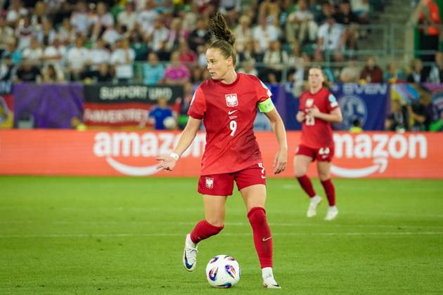 UEFA Women™s EURO 2025 Frauen EM: Vorrunde, 1. Spieltag Deutschland vs Polen Kybunpark (St. Gallen, Schweiz): Ewa Pajor (Polen, 9) in der Spielorganisation im Mittelfeld, Blick nach vorn gerichtet, ruhige Ballführung. Keine Jubelszene, sondern Spielsituation. Im Hintergrund gut sichtbar: LED-Werbebanden mit Sponsorenlogos von Amazon und Visa. Volle Tribünen, aufmerksame Zuschauende, konzentrierte Atmosphäre auf dem Platz. Copyright: xJOERANxSTEINSIEKx