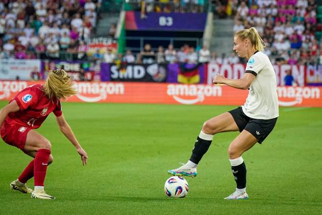 UEFA Womens EURO 2025 Frauen EM: Vorrunde, 1. Spieltag - Deutschland vs Polen - Kybunpark (St. Gallen, Schweiz): Sarai Linder (Deutschland, 2) St. Gallen Kanton St. Gallen Schweiz Copyright: xJOERANxSTEINSIEKx