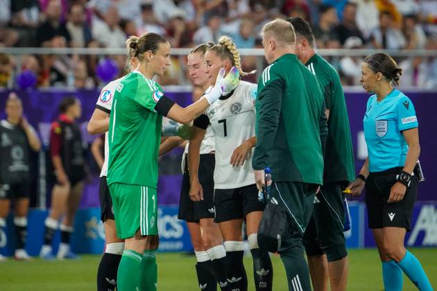 UEFA Women s EURO 2025 Frauen EM: Vorrunde, 1. Spieltag - Deutschland vs Polen - Kybunpark (St. Gallen, Schweiz): Giulia Gwinn (Deutschland, 7) muss verletzt den Platz verlassen. Copyright: xJOERANxSTEINSIEKx