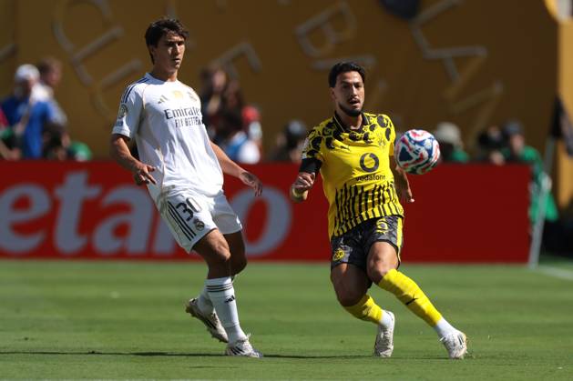 New Jersey, USA, 5th July 2025. Gonzalo Garcia of Real Madrid closes in on Ramy Bensebaini of Borussia Dortmund as he passes the ball the Real Madrid vs Borussia Dortmund FIFA Club World Cup match at Metlife Stadium, New Jersey. Picture credit should read: Jonathan Moscrop Sportimage EDITORIAL USE ONLY. No use with unauthorised audio, video, data, fixture lists, club league logos or live services. Online in-match use limited to 120 images, no video emulation. No use in betting, games or single club league player publications. SPI_077_JM_REALMADRID_BORUSSIA_ SPI-4005-0077