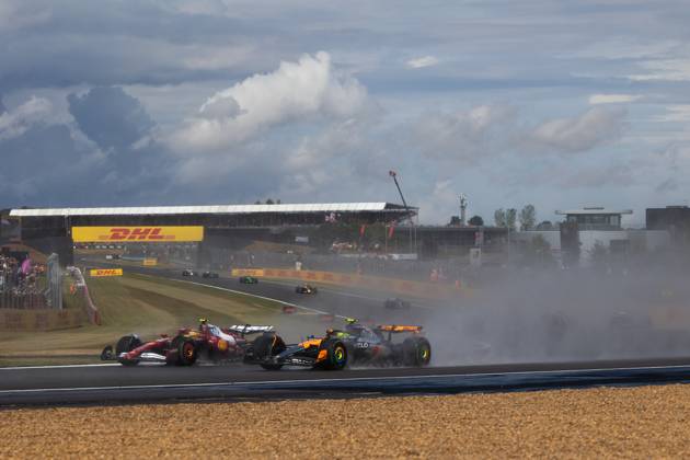 F1 - BRITISH GRAND PRIX 2025 44 HAMILTON Lewis (gbr), Scuderia Ferrari SF-25, action, 04 NORRIS Lando (gbr), McLaren F1 Team MCL39, action during the Formula 1 Qatar Airways British Grand Prix 2025, 12th round of the 2025 FIA Formula One World Championship, WM, Weltmeisterschaft from July 4 to 6, 2025 on the Silverstone Circuit, in Silverstone, United Kingdom - SilverstoneUnited Kingdom Copyright: xDPPIx