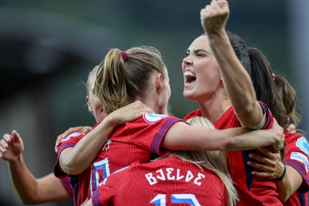 CHE, Sion, Norway vs Finland, international match, Länderspiel, Nationalmannschaft soccer, UEFA, Stade de Tourbillon, UEFA European Women s Championship 2025, group stage matchday 2 in the picture: Caroline Graham Hansen (Norway 10) scores the second goal 2:1 and celebrates with the team, Ingrid Engen (Norway 7) DFB DFL REGULATIONS PROHIBIT ANY USE OF PHOTOGRAPHS AS IMAGE SEQUENCES AND OR QUASI-VIDEO, 06.07.2025, Copyright: HMBxMedia HendrikxHamelau
