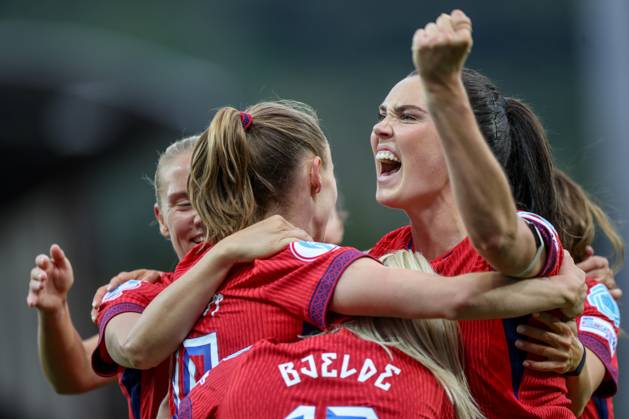 CHE, Sion, Norway vs Finland, international match, Länderspiel, Nationalmannschaft soccer, UEFA, Stade de Tourbillon, UEFA European Women s Championship 2025, group stage matchday 2 in the picture: Caroline Graham Hansen (Norway 10) scores the second goal 2:1 and celebrates with the team, Ingrid Engen (Norway 7) DFB DFL REGULATIONS PROHIBIT ANY USE OF PHOTOGRAPHS AS IMAGE SEQUENCES AND OR QUASI-VIDEO, 06.07.2025, Copyright: HMBxMedia HendrikxHamelau
