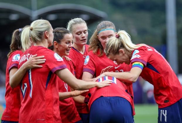 CHE, Sion, Norway vs Finland, international match, Länderspiel, Nationalmannschaft soccer, UEFA, Stade de Tourbillon, UEFA European Women s Championship 2025, group stage matchday 2 in the picture: Caroline Graham Hansen (Norway 10) scores the second goal 2:1 and celebrates with the team, Ingrid Engen (Norway 7) DFB DFL REGULATIONS PROHIBIT ANY USE OF PHOTOGRAPHS AS IMAGE SEQUENCES AND OR QUASI-VIDEO, 06.07.2025, Copyright: HMBxMedia HendrikxHamelau