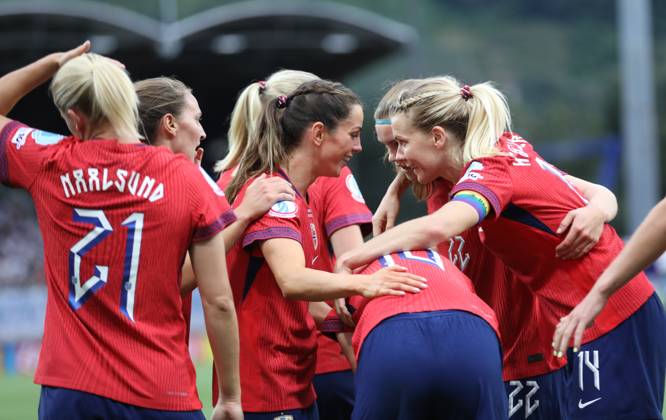CHE, Sion, Norway vs Finland, international match, Länderspiel, Nationalmannschaft soccer, UEFA, Stade de Tourbillon, UEFA European Women s Championship 2025, group stage matchday 2 in the picture: Caroline Graham Hansen (Norway 10) scores the second goal 2:1 and celebrates with the team, Ingrid Engen (Norway 7) DFB DFL REGULATIONS PROHIBIT ANY USE OF PHOTOGRAPHS AS IMAGE SEQUENCES AND OR QUASI-VIDEO, 06.07.2025, Copyright: HMBxMedia HendrikxHamelau