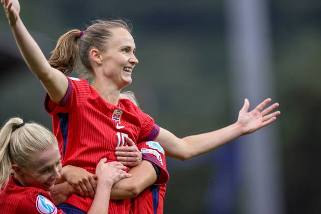CHE, Sion, Norway vs Finland, international match, Länderspiel, Nationalmannschaft soccer, UEFA, Stade de Tourbillon, UEFA European Women s Championship 2025, group stage matchday 2 in the picture: Caroline Graham Hansen (Norway 10) scores the second goal 2:1 and celebrates with the team DFB DFL REGULATIONS PROHIBIT ANY USE OF PHOTOGRAPHS AS IMAGE SEQUENCES AND OR QUASI-VIDEO, 06.07.2025, Copyright: HMBxMedia HendrikxHamelau