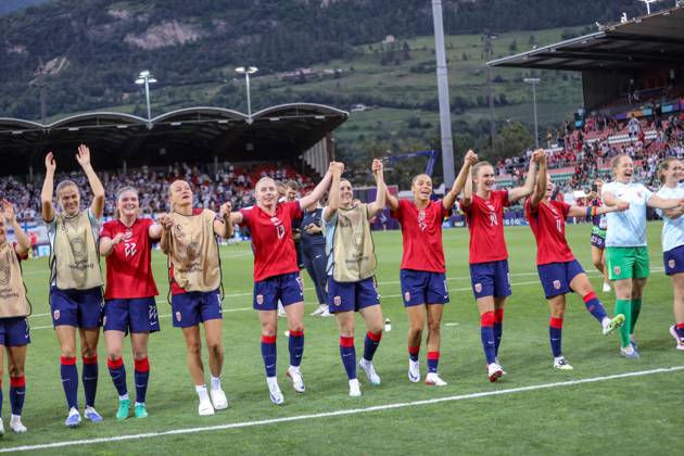 CHE, Sion, Norway vs Finland, international match, Länderspiel, Nationalmannschaft soccer, UEFA, Stade de Tourbillon, UEFA European Women s Championship 2025, group stage matchday 2 in the picture: norway celebrates the win over finland DFB DFL REGULATIONS PROHIBIT ANY USE OF PHOTOGRAPHS AS IMAGE SEQUENCES AND OR QUASI-VIDEO, 06.07.2025, Copyright: HMBxMedia HendrikxHamelau