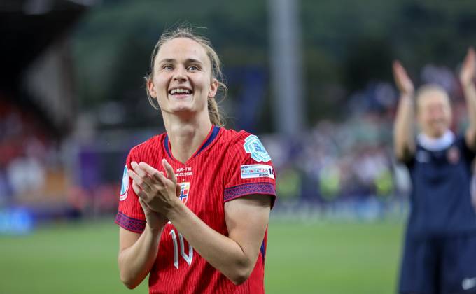 CHE, Sion, Norway vs Finland, international match, Länderspiel, Nationalmannschaft soccer, UEFA, Stade de Tourbillon, UEFA European Women s Championship 2025, group stage matchday 2 in the picture: goalscorer and player of the match Caroline Graham Hansen (Norway 10) DFB DFL REGULATIONS PROHIBIT ANY USE OF PHOTOGRAPHS AS IMAGE SEQUENCES AND OR QUASI-VIDEO, 06.07.2025, Copyright: HMBxMedia HendrikxHamelau
