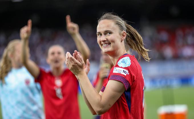 CHE, Sion, Norway vs Finland, international match, Länderspiel, Nationalmannschaft soccer, UEFA, Stade de Tourbillon, UEFA European Women s Championship 2025, group stage matchday 2 in the picture: goalscorer and player of the match Caroline Graham Hansen (Norway 10) DFB DFL REGULATIONS PROHIBIT ANY USE OF PHOTOGRAPHS AS IMAGE SEQUENCES AND OR QUASI-VIDEO, 06.07.2025, Copyright: HMBxMedia HendrikxHamelau