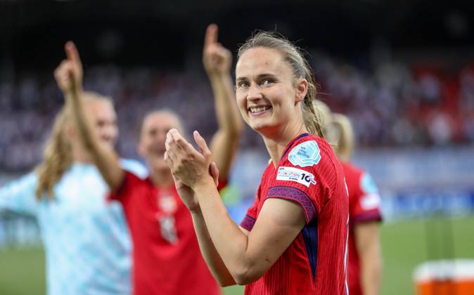 CHE, Sion, Norway vs Finland, international match, Länderspiel, Nationalmannschaft soccer, UEFA, Stade de Tourbillon, UEFA European Women s Championship 2025, group stage matchday 2 in the picture: goalscorer and player of the match Caroline Graham Hansen (Norway 10) DFB DFL REGULATIONS PROHIBIT ANY USE OF PHOTOGRAPHS AS IMAGE SEQUENCES AND OR QUASI-VIDEO, 06.07.2025, Copyright: HMBxMedia HendrikxHamelau