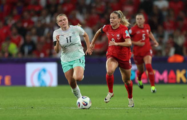 06.07.2025, Fussball Frauen Europameisterschaft, UEFA Womens EURO 2025, Schweiz - Island, Gruppe A, Stadion Wankdorf Bern, v.l., Agla Maria Albertsdottir (Island), Nadine Riesen (Schweiz) Copyright: HMBxMedia