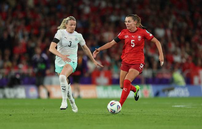 06.07.2025, Fussball Frauen Europameisterschaft, UEFA Womens EURO 2025, Schweiz - Island, Gruppe A, Stadion Wankdorf Bern, v.l., Sandra Maria Jessen (Island), Noelle Maritz (Schweiz) Copyright: HMBxMedia