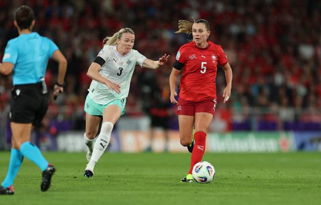 06.07.2025, Fussball Frauen Europameisterschaft, UEFA Womens EURO 2025, Schweiz - Island, Gruppe A, Stadion Wankdorf Bern, v.l., Sandra Maria Jessen (Island), Noelle Maritz (Schweiz) Copyright: HMBxMedia