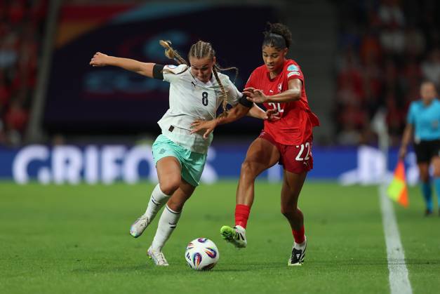 06.07.2025, Fussball Frauen Europameisterschaft, UEFA Womens EURO 2025, Schweiz - Island, Gruppe A, Stadion Wankdorf Bern, v.l., Alexandra Johannsdottir (Island), Sydney Joy Schertenleib (Schweiz) Copyright: HMBxMedia
