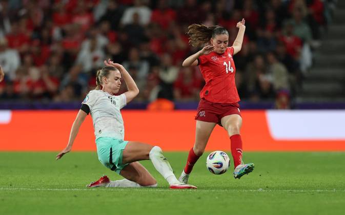 06.07.2025, Fussball Frauen Europameisterschaft, UEFA Womens EURO 2025, Schweiz - Island, Gruppe A, Stadion Wankdorf Bern, v.l., Dagny Brynjarsdottir (Island), Smilla Vallotto (Schweiz) Copyright: HMBxMedia