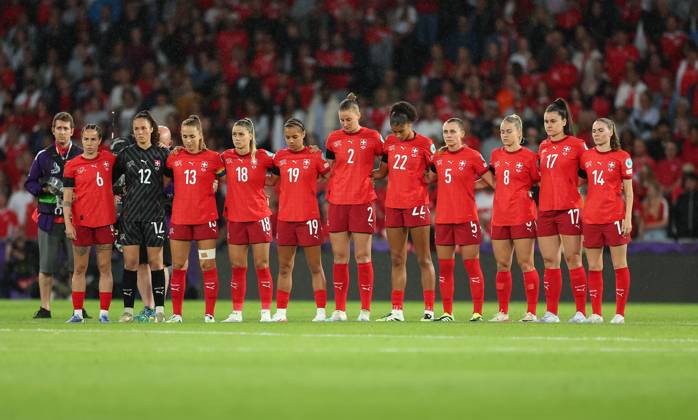 06.07.2025, Fussball Frauen Europameisterschaft, UEFA Womens EURO 2025, Schweiz - Island, Gruppe A, Stadion Wankdorf Bern, v.l., Schweizer Nationalmannschaft bei der Schweigeminute aufgrund des Todes von Diogo Jota (Liverpool FC) Copyright: HMBxMedia