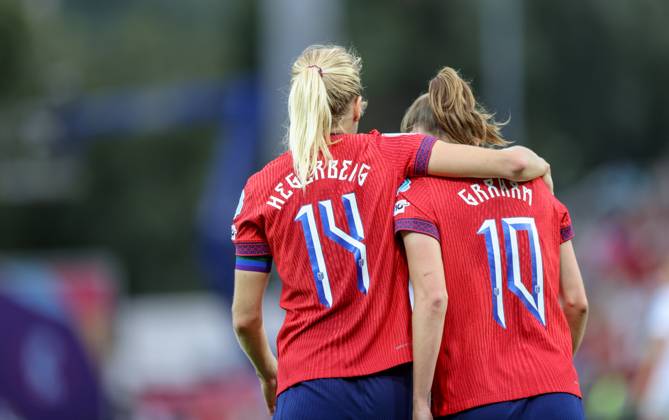 CHE, Sion, Norway vs Finland, international match, Länderspiel, Nationalmannschaft soccer, UEFA, Stade de Tourbillon, UEFA European Women s Championship 2025, group stage matchday 2 in the picture from left to right: Ada Hegerberg (Norway 14) and Caroline Graham Hansen (Norway 10) DFB DFL REGULATIONS PROHIBIT ANY USE OF PHOTOGRAPHS AS IMAGE SEQUENCES AND OR QUASI-VIDEO, 06.07.2025, Copyright: HMBxMedia HendrikxHamelau