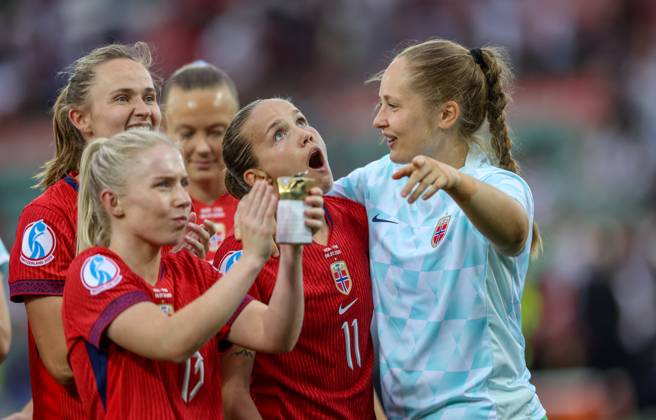 CHE, Sion, Norway vs Finland, international match, Länderspiel, Nationalmannschaft soccer, UEFA, Stade de Tourbillon, UEFA European Women s Championship 2025, group stage matchday 2 in the picture: Norway celebrate the win DFB DFL REGULATIONS PROHIBIT ANY USE OF PHOTOGRAPHS AS IMAGE SEQUENCES AND OR QUASI-VIDEO, 06.07.2025, Copyright: HMBxMedia HendrikxHamelau