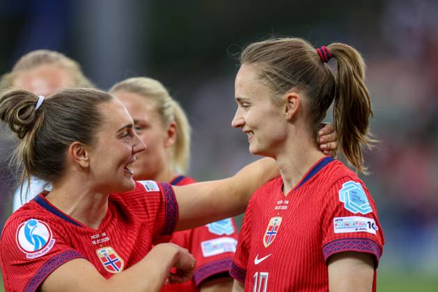 CHE, Sion, Norway vs Finland, international match, Länderspiel, Nationalmannschaft soccer, UEFA, Stade de Tourbillon, UEFA European Women s Championship 2025, group stage matchday 2 in the picture: Norway celebrate the win, Vilde Boe Risa (Norway 8), Caroline Graham Hansen (Norway 10) DFB DFL REGULATIONS PROHIBIT ANY USE OF PHOTOGRAPHS AS IMAGE SEQUENCES AND OR QUASI-VIDEO, 06.07.2025, Copyright: HMBxMedia HendrikxHamelau