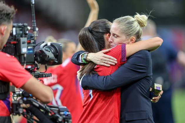 CHE, Sion, Norway vs Finland, international match, Länderspiel, Nationalmannschaft soccer, UEFA, Stade de Tourbillon, UEFA European Women s Championship 2025, group stage matchday 2 in the picture from left to right: Ingrid Engen (Norway 7) hugs Gemma Grainger (Coach Norway) DFB DFL REGULATIONS PROHIBIT ANY USE OF PHOTOGRAPHS AS IMAGE SEQUENCES AND OR QUASI-VIDEO, 06.07.2025, Copyright: HMBxMedia HendrikxHamelau