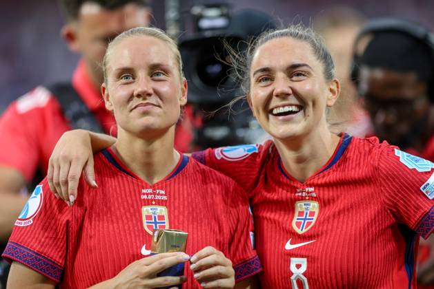 CHE, Sion, Norway vs Finland, international match, Länderspiel, Nationalmannschaft soccer, UEFA, Stade de Tourbillon, UEFA European Women s Championship 2025, group stage matchday 2 in the picture: Norway celebrate the win, Mathilde Harviken (Norway 16), Vilde Boe Risa (Norway 8) DFB DFL REGULATIONS PROHIBIT ANY USE OF PHOTOGRAPHS AS IMAGE SEQUENCES AND OR QUASI-VIDEO, 06.07.2025, Copyright: HMBxMedia HendrikxHamelau
