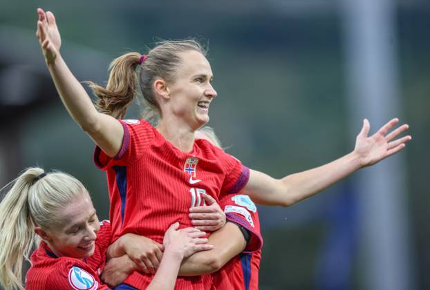 CHE, Sion, Norway vs Finland, international match, Länderspiel, Nationalmannschaft soccer, UEFA, Stade de Tourbillon, UEFA European Women s Championship 2025, group stage matchday 2 in the picture: Caroline Graham Hansen (Norway 10) celebrates the winning goal, feiert ihr Tor zum Sieg DFB DFL REGULATIONS PROHIBIT ANY USE OF PHOTOGRAPHS AS IMAGE SEQUENCES AND OR QUASI-VIDEO, 06.07.2025, Copyright: HMBxMedia HendrikxHamelau
