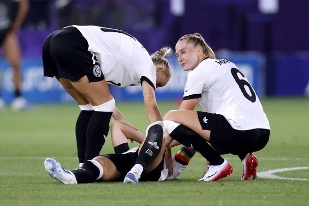 GWINN Giulia Kapiitaenin Team Deutschland verletzt am Boden mit MINGE Janina und SCHUELLER Lea UEFA Frauen Fussball EURO 2025 in der Schweiz Vorrundenspiel Deutschland - Polen 2 : 0 am 04.07. 2025 in St.Gallen Copyright: xLacixPerenyix