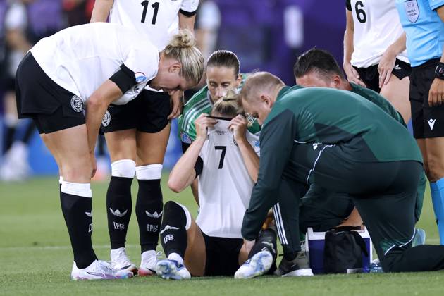 GWINN Giulia Kapitaenin Team Deutschland verletzte sich schwer in der ersten Halbzeit und musste ausgewechselt werden mit SCHUELLER Lea und Torfrau BERGER Ann Katrin und KNAAK Rebecca UEFA Frauen Fussball EURO 2025 in der Schweiz Vorrundenspiel Deutschland - Polen 2 : 0 am 04.07. 2025 in St.Gallen Copyright: xLacixPerenyix