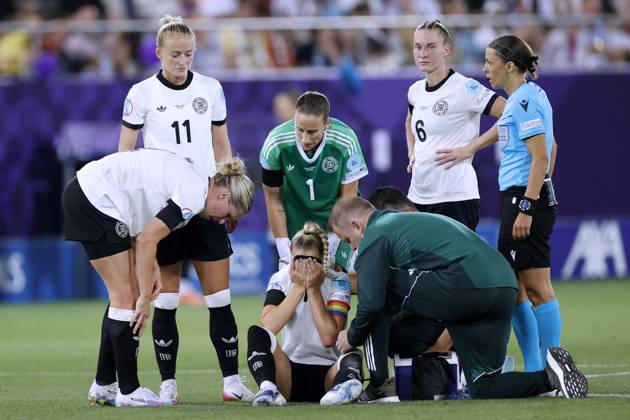GWINN Giulia Kapitaenin Team Deutschland verletzte sich schwer in der ersten Halbzeit und musste ausgewechselt werden mit SCHUELLER Lea und Torfrau BERGER Ann Katrin und KNAAK Rebecca UEFA Frauen Fussball EURO 2025 in der Schweiz Vorrundenspiel Deutschland - Polen 2 : 0 am 04.07. 2025 in St.Gallen Copyright: xLacixPerenyix