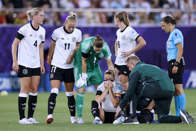 GWINN Giulia Kapitaenin Team Deutschland verletzte sich schwer in der ersten Halbzeit und musste ausgewechselt werden mit SCHUELLER Lea und Torfrau BERGER Ann Katrin und KNAAK Rebecca UEFA Frauen Fussball EURO 2025 in der Schweiz Vorrundenspiel Deutschland - Polen 2 : 0 am 04.07. 2025 in St.Gallen Copyright: xLacixPerenyix
