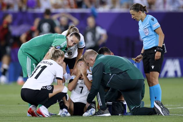 GWINN Giulia Kapitaenin Team Deutschland verletzte sich schwer in der ersten Halbzeit und musste ausgewechselt werden mit SCHUELLER Lea und Torfrau BERGER Ann Katrin und KNAAK Rebecca UEFA Frauen Fussball EURO 2025 in der Schweiz Vorrundenspiel Deutschland - Polen 2 : 0 am 04.07. 2025 in St.Gallen Copyright: xLacixPerenyix