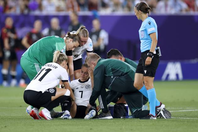 GWINN Giulia Kapitaenin Team Deutschland verletzte sich schwer in der ersten Halbzeit und musste ausgewechselt werden mit SCHUELLER Lea und Torfrau BERGER Ann Katrin und KNAAK Rebecca UEFA Frauen Fussball EURO 2025 in der Schweiz Vorrundenspiel Deutschland - Polen 2 : 0 am 04.07. 2025 in St.Gallen Copyright: xLacixPerenyix
