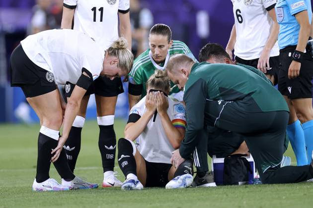 GWINN Giulia Kapitaenin Team Deutschland verletzte sich schwer in der ersten Halbzeit und musste ausgewechselt werden mit SCHUELLER Lea und Torfrau BERGER Ann Katrin und KNAAK Rebecca UEFA Frauen Fussball EURO 2025 in der Schweiz Vorrundenspiel Deutschland - Polen 2 : 0 am 04.07. 2025 in St.Gallen Copyright: xLacixPerenyix