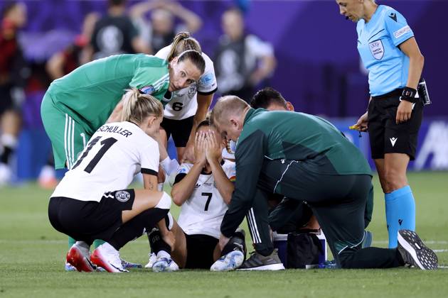 GWINN Giulia Kapitaenin Team Deutschland verletzte sich schwer in der ersten Halbzeit und musste ausgewechselt werden mit SCHUELLER Lea und Torfrau BERGER Ann Katrin und KNAAK Rebecca UEFA Frauen Fussball EURO 2025 in der Schweiz Vorrundenspiel Deutschland - Polen 2 : 0 am 04.07. 2025 in St.Gallen Copyright: xLacixPerenyix