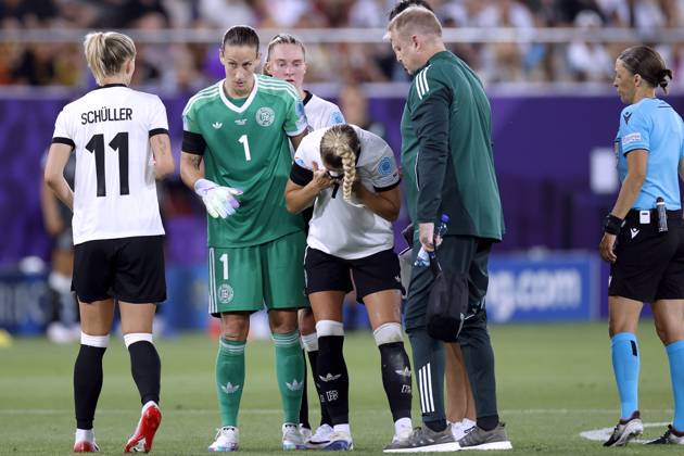GWINN Giulia Kapitaenin Team Deutschland verletzte sich schwer in der ersten Halbzeit und musste ausgewechselt werden mit SCHUELLER Lea und Torfrau BERGER Ann Katrin und KNAAK Rebecca UEFA Frauen Fussball EURO 2025 in der Schweiz Vorrundenspiel Deutschland - Polen 2 : 0 am 04.07. 2025 in St.Gallen Copyright: xLacixPerenyix