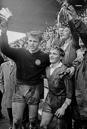Pokalsieger DDR, Torwart Juergen Croy links und Spielfuehrer Rainer Schlutter, Sechzigerjahre, Fussball, Internationales UEFA Juniorenturnier 1965, 25.04.1965, Endspiel, Deutsche Demokratische Republik DDR vs. England 3-2, Gruga-Stadion in Essen Sechzigerjahre, Fussball, Internationales UEFA Juniorenturnier 1965, 25.04.1965, Endspiel, Deutsche Demokratische Republik DDR vs. England 3-2, Gruga-Stadion in Essen, Freude nach dem Pokalgewinn, Torwart Juergen Croy (DDR) links und Spielfuehrer Rainer Schlutter (DDR), Sixties, sports, football, international UEFA youth class tournament 1965, 25.04.1965, final, German Democratic Republic GDR vs. England 3-2, Gruga Stadium in Essen, rejoicing with the winners cup, goalkeeper Juergen Croy (DDR) left and team captain Rainer Schlutter (DDR)