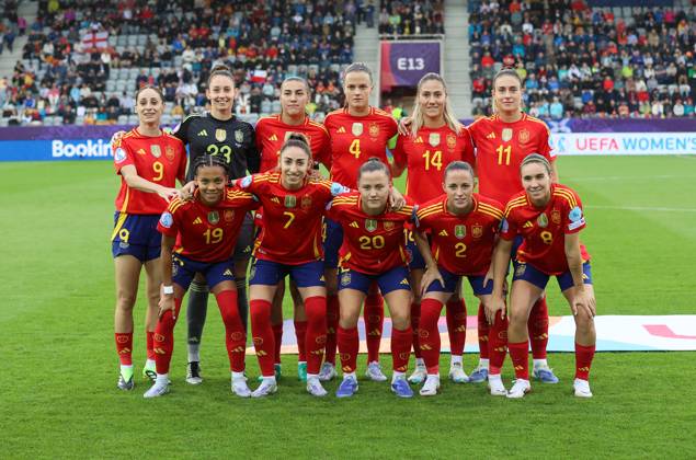 07.07.2025, Fussball Frauen Europameisterschaft, UEFA Womens EURO 2025, Spanien - Belgien, Gruppe B, Stockhorn-Arena Thun, xdcx, v.l., Teamfoto, hinten von links: Esther Gonzalez Rodriguez (Spanien), Torhüterin Adriana Nanclares Romero (Spanien), Patri Patricia Guijarro Gutierrez (Spanien), Irene Paredes Hernandez (Spanien), Laia Aleixandri Lopez (Spanien), Alexia Putellas Segura (Spanien), vorne von links: Vicky Victoria Lopez Serrano Felix (Spanien), Olga Carmona Garcia (Spanien), Claudia Pina Median (Spanien), Ona Battle Pascual (Spanien), Maria Francesca Caldentey Oliver Mariona (Spanien) Copyright: HMBxMedia Claus