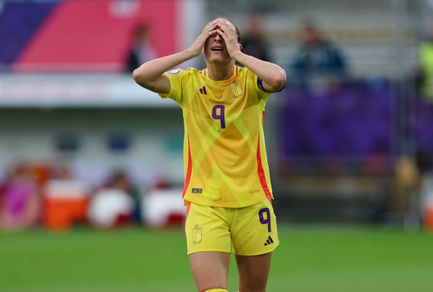 07.07.2025, Fussball Frauen Europameisterschaft, UEFA Womens EURO 2025, Spanien - Belgien, Gruppe B, Stockhorn-Arena Thun, xdcx, v.l., Tessa Wullaert (Belgien) enttaeuscht, enttaeuscht schauend, dissapointed, traurig, frustiert, frust, gefrustet Copyright: HMBxMedia Claus