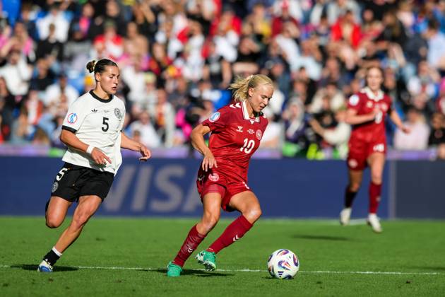 Fußball, UEFA Women s EURO 2025, 20250708, Deutschland - Dänemark. Im Bild v.l. Carlotta WAMSER (Deutschland, 5), Pernille HARDER (Dänemark, 10). Basel St. Jakob-Park Basel-Stadt Schweiz Copyright: Passion2Press MarkusxFischerx
